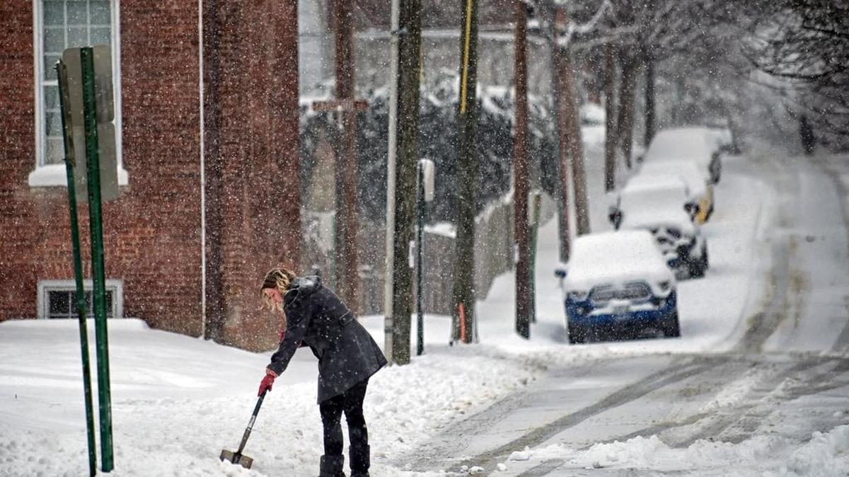 Una tormenta invernal afectaba a buena parte de la costa este, con acumulaciones de nieve y hielo previstas para las próximas horas.