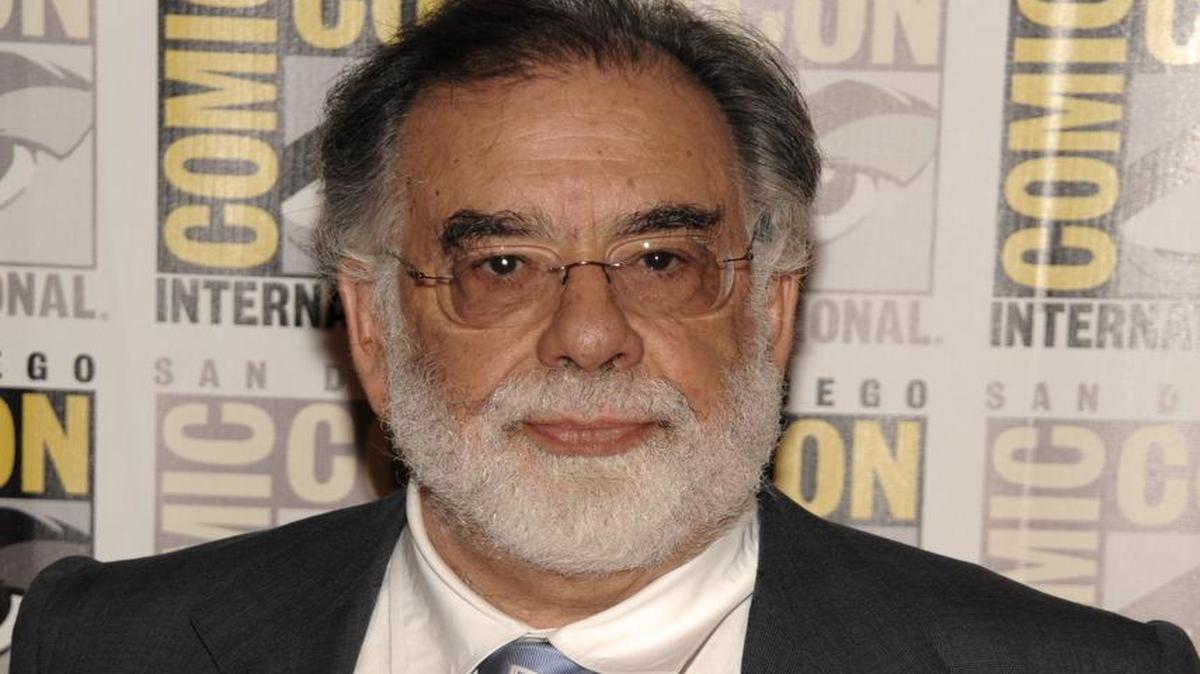 
Casado y padre de tres hijos, Francis Ford Coppola ha declarado siempre a la prensa que seguirá haciendo “una película tras otra mientras pueda caminar”.
