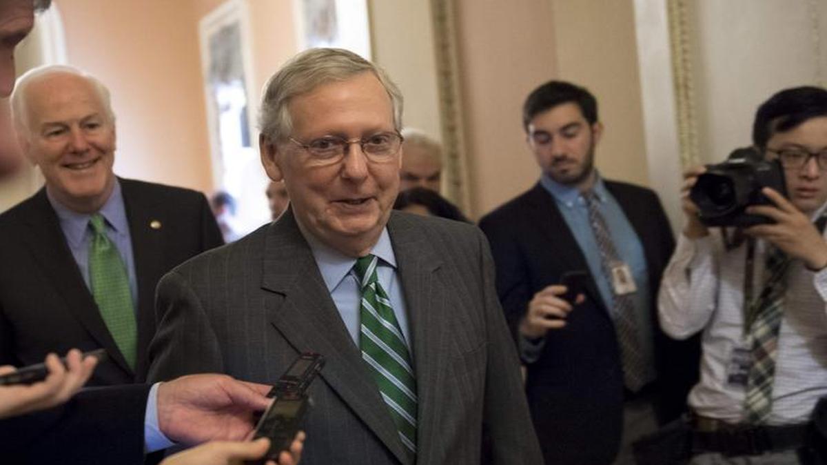 El líder de la mayoría del Senado estadounidense, Mitch McConnell, republicano de Kentucky, camina por el Capitolio de los Estados Unidos en Washington, DC, el 22 de junio de 2017, luego de la publicación de un proyecto de ley de asistencia sanitaria republicana.