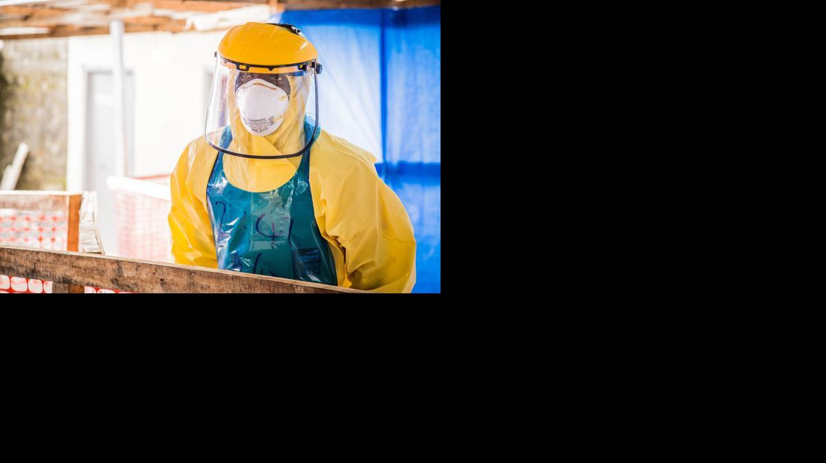 
Un enfermero vestido con un traje de protección trabaja en un centro de tratamiento a enfermos del ébola en Freetown, Sierra Leona, uno de los países más castigados por el mortal flagelo.
