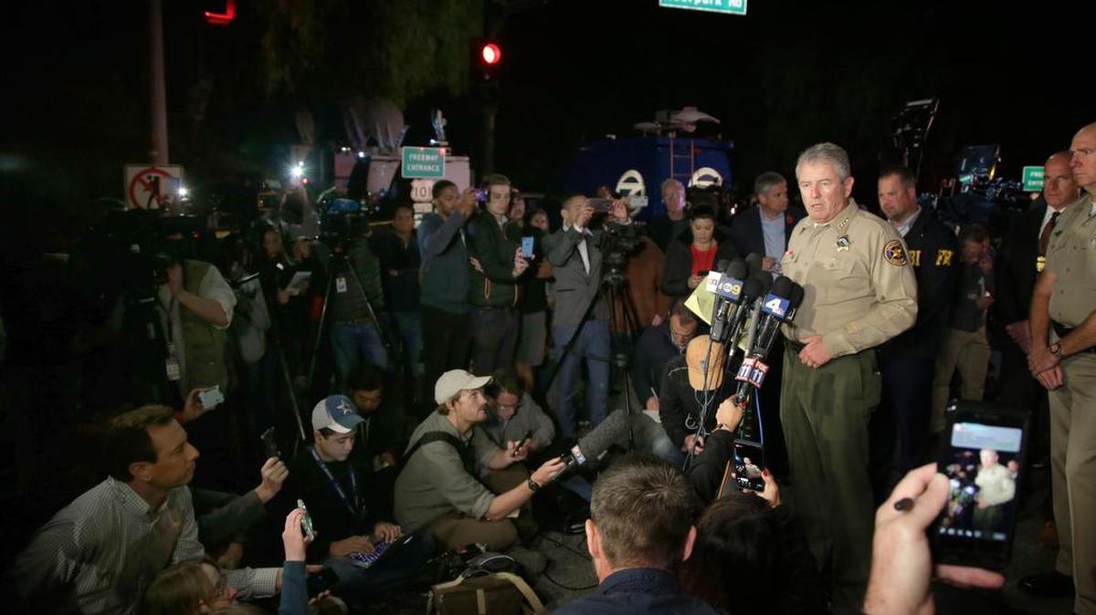 El sheriff del condado de Ventura, Geoff Dean, se dirige a la prensa sobre el tiroteo del bar Borderline en la localidad de Thousand Oaks, California, Estados Unidos, hoy 8 de noviembre de 2018.