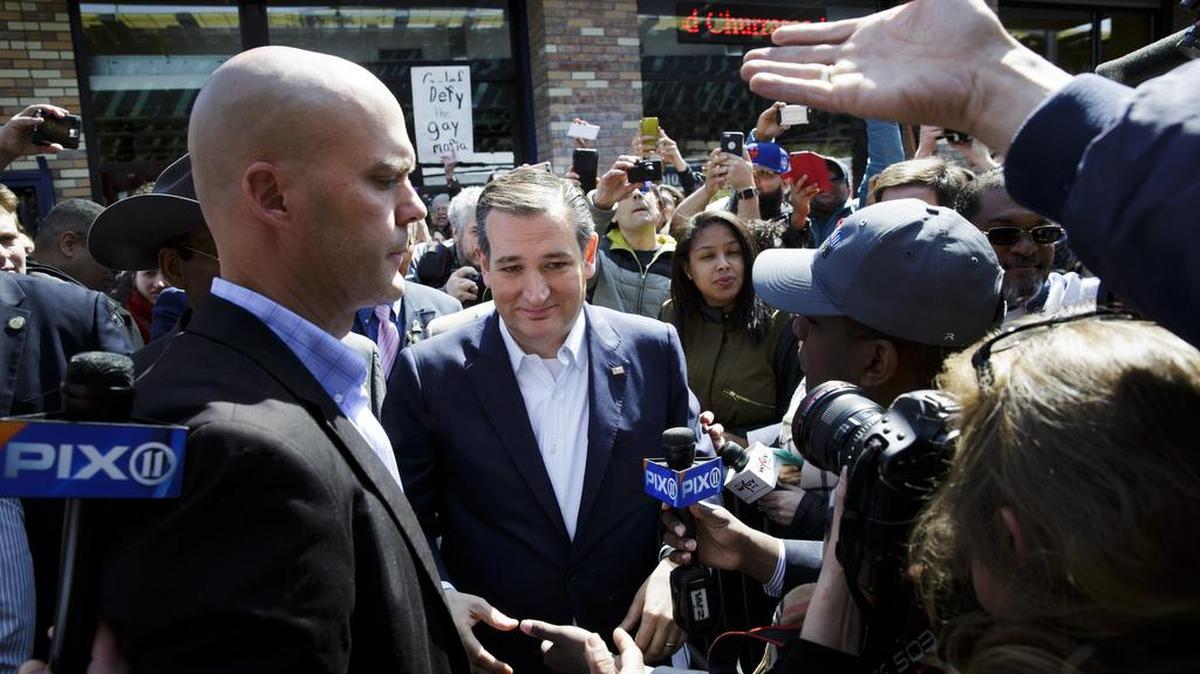 El precandidato presidencial republicano Ted Cruz (c) saluda a seguidores durante un evento de campaña en el restaurante Sabarosura 2 del Bronx hoy, miércoles 6 de abril de 2016, en Nueva York (EE.UU.). Las elecciones primarias en este estado se celebrarán el próximo 19 de abril.