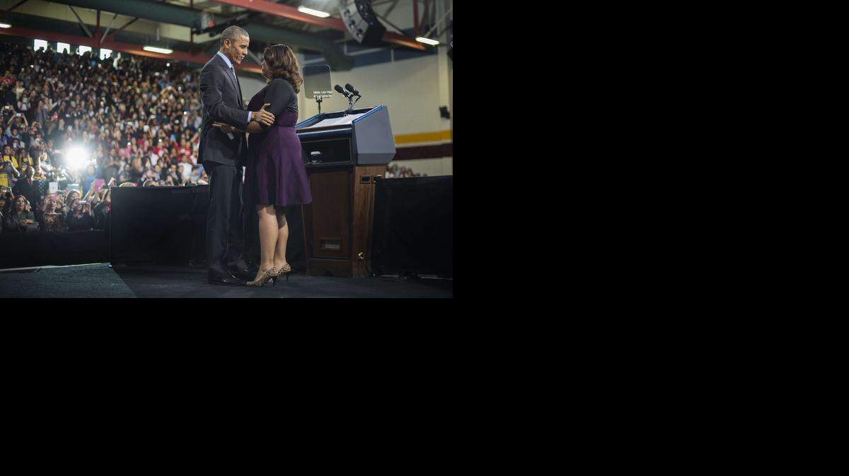 
La activista Astrid Silva abraza al presidente Barack Obama después de presentarlo el viernes 21 de noviembre del 2014, en la secundaria Del Sol en Las Vegas, Nevada. 
