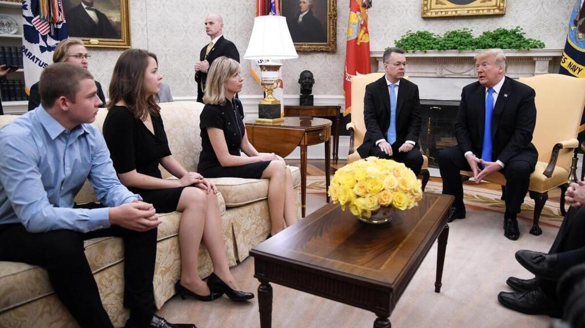 El presidente Donald Trump se reúne con el pastor Andrew Brunson y su familia en la Oficina Oval de la Casa Blanca.