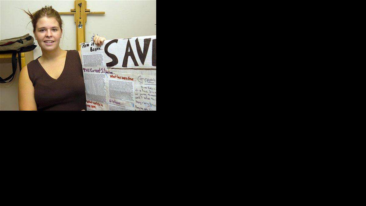 Kayla Mueller después de pronunciar un mensaje ante un grupo en Prescott, Arizona, el 30 de mayo de 2013. El grupo Estado Islámico dijo que Mueller, a la que tenía como rehén, murió el viernes 6 de febrero de 2015 durante un ataque aéreo jordano contra Raqa, en el norte de Siria.
