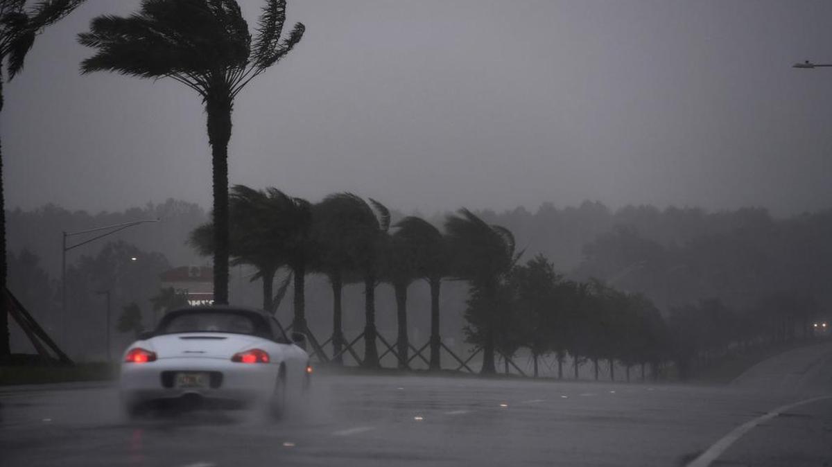 Un conductor se desplaza bajo una fuerte lluvia y el viento en Atlantic Beach, Florida, el 7 de octubre de 2016, mientras se acerca el huracán Matthew.