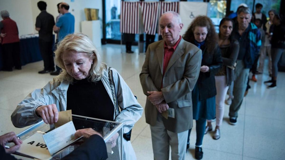 Fotografía de ciudadanos franceses en un centro de votación en Washington D.C. este 22 de abril de 2017.