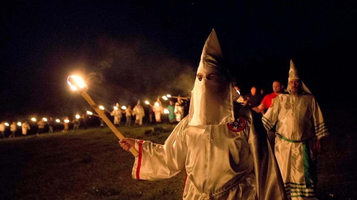 El KKK muestra que se mantiene activo con marchas de ‘orgullo blanco’ como esta en Georgia, en abril. Hoy se calcula que cuenta con 6,000 miembros.