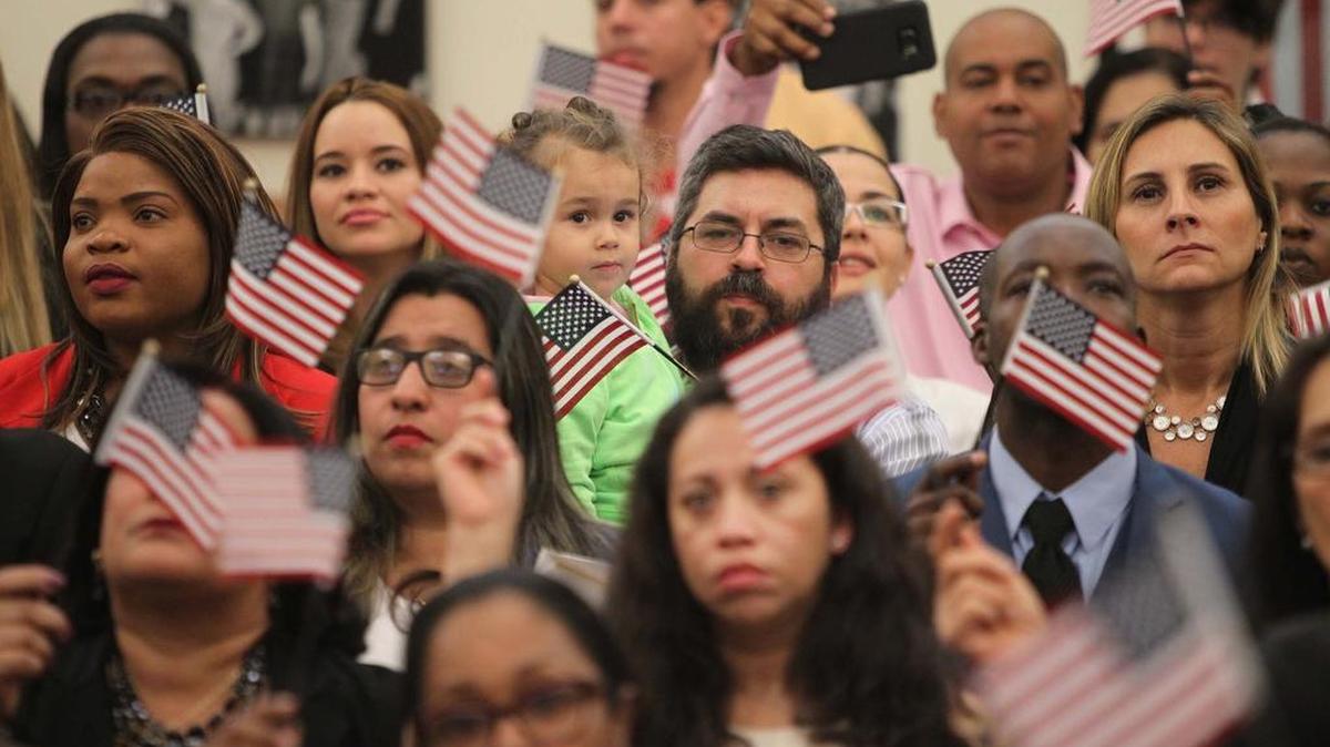 Grupo de 170 nuevos ciudadanos de 27 países que se naturalizaron en noviembre pasado en Miami.
