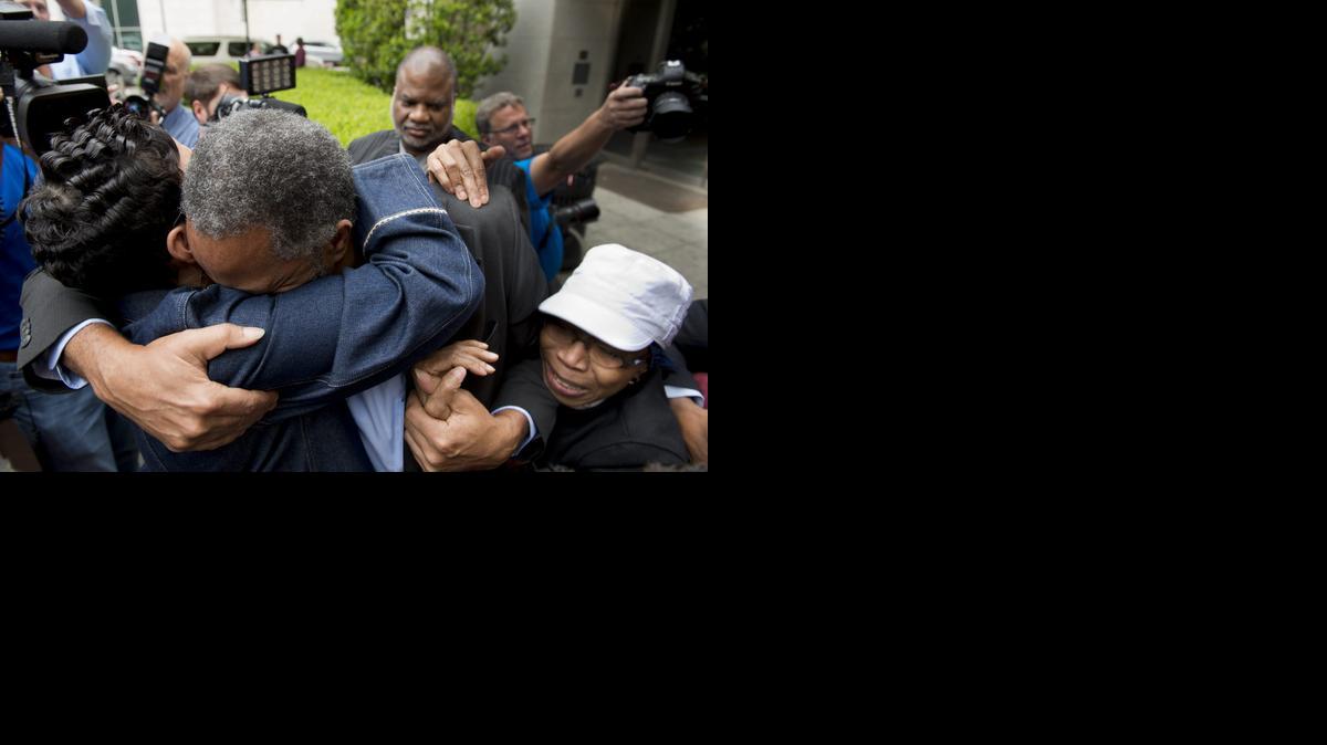
Familiares y amigos abrazan a Anthony Ray Hinton (cen.) a su salida, el viernes, de la cárcel de Jefferson County, tras 28 años en el corredor de la muerte, en Birmingham, Alabama.



