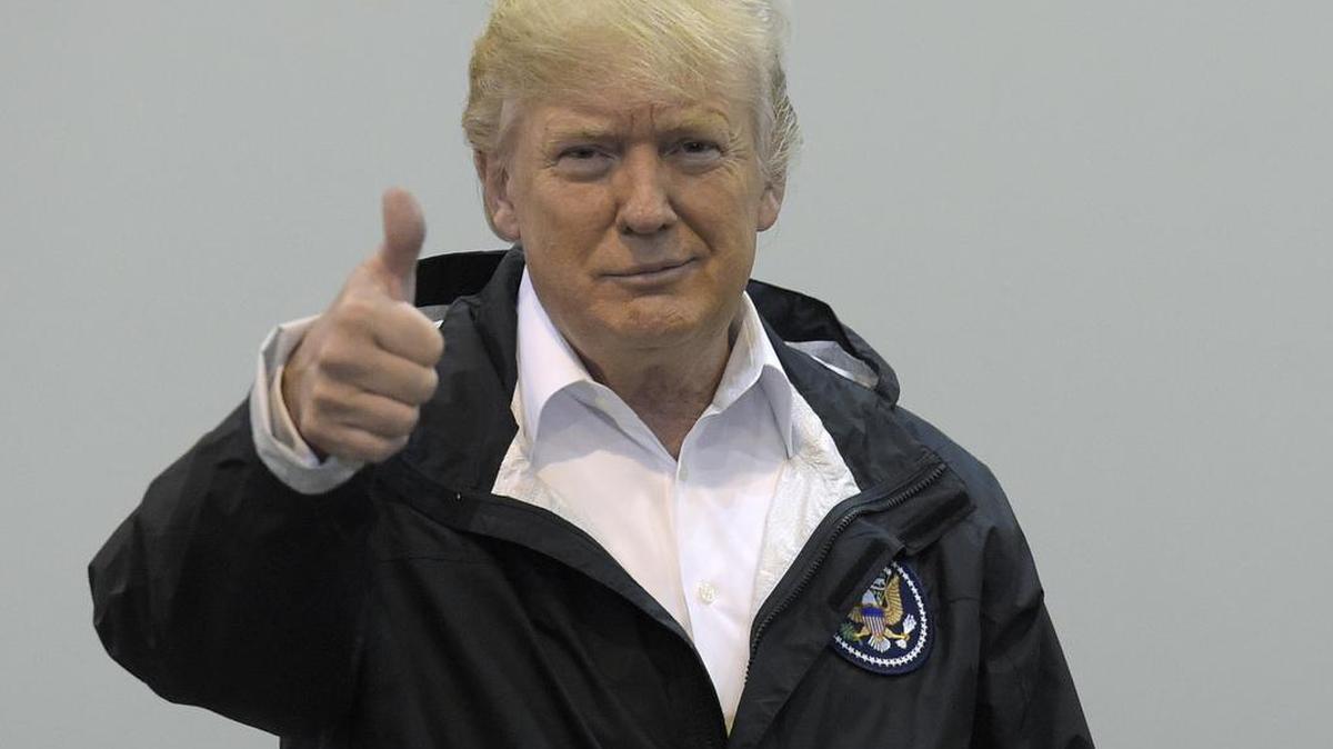 Presidente Donald Trump saluda tras reunirse con damnificados del huracán Harvey durante una visita en Houston, el sábado 2 de septiembre de 2017.