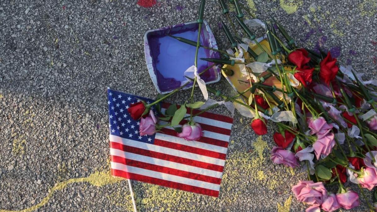 Un homenaje a las víctimas del acto terrorista en el club Pulse en Orlando se colocó en la avenida Orange, el 13 de junio.