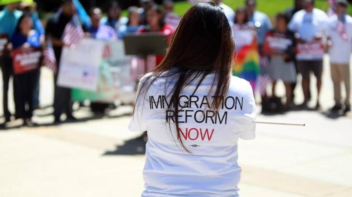 Manifestantes a favor de los inmigrantes protestan después que la votación de la Corte Suprema de Justicia quedó 4-4, sobre la legalidad de las acciones ejecutivas del presidente Obama para expandir DACA,en junio del año pasado en Washington.