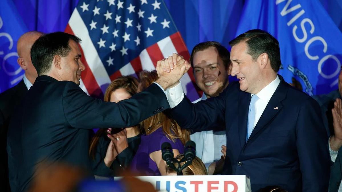 El precandidato Ted Cruz (der.) estrecha la mano del gobernador Scott Walker el martes, después de la victoria en Wisconsin.