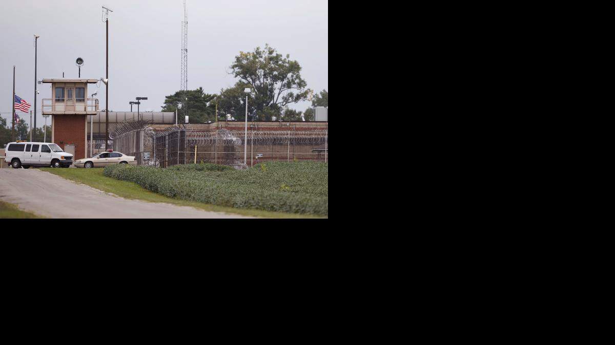 <cutline_leadin>Un adolescente</cutline_leadin> encarcelado por matar a tres estudiantes en una escuela de Ohio, escapó de la prisión y fue atrapado seis horas después.<252>