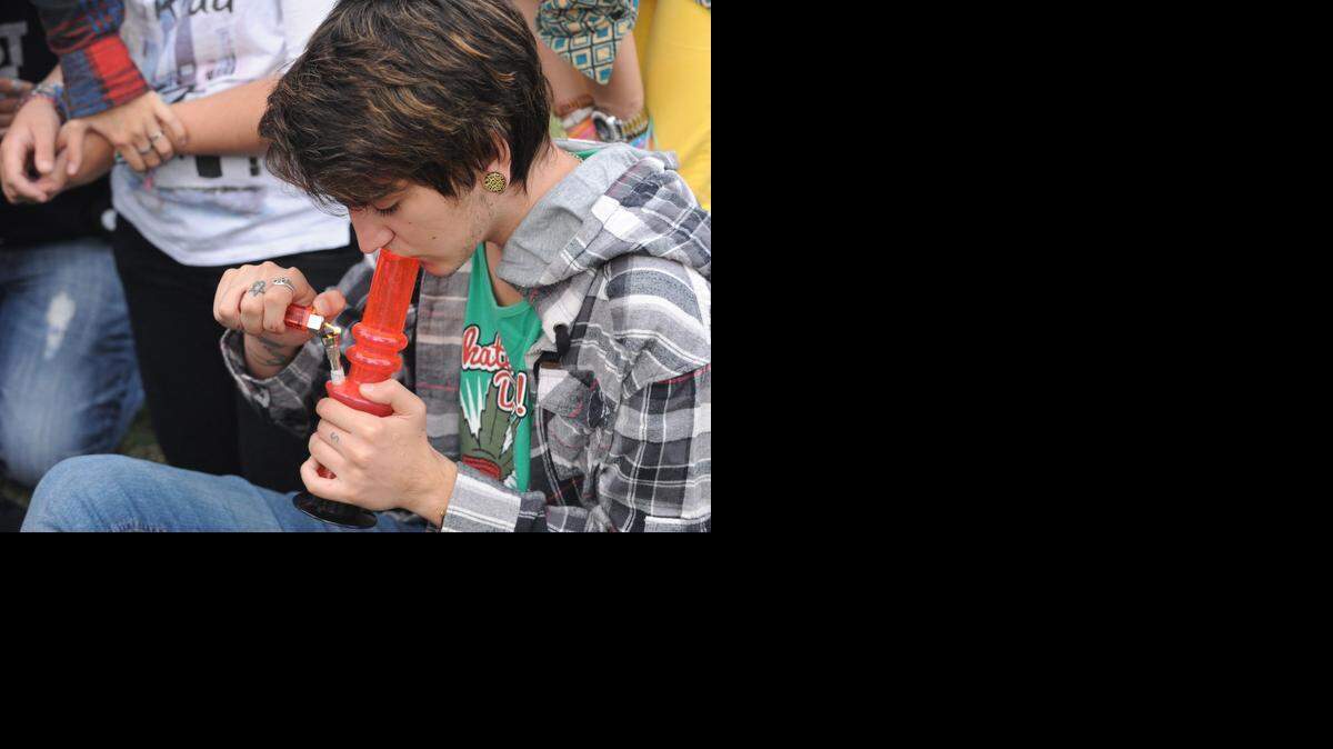 
Un joven fumando marihuana.
