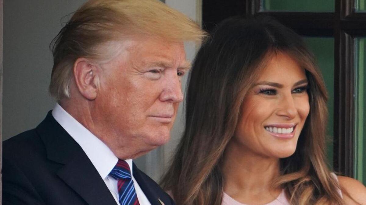En esta foto de archivo tomada el 27 de agosto de 2018, el presidente estadounidense Donald Trump y la primera dama Melania Trump fuera del ala oeste de la Casa Blanca en Washington, DC.