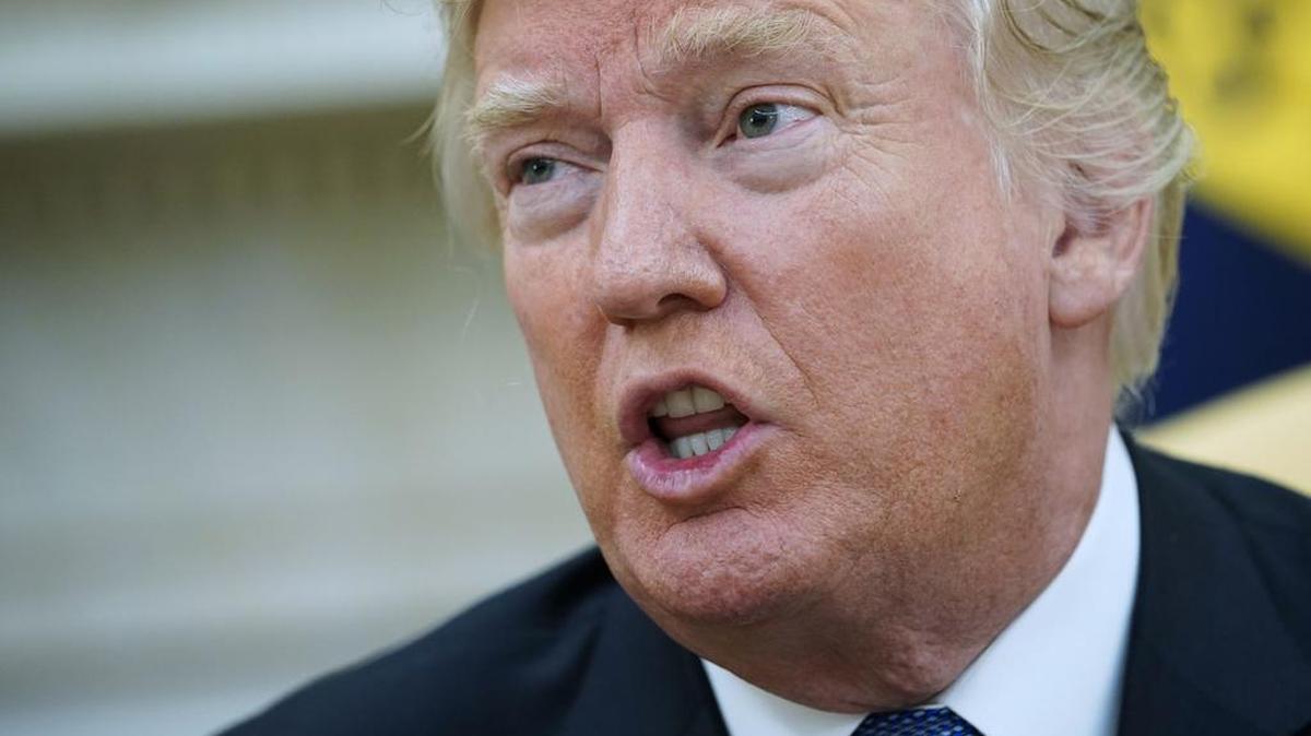 El presidente de los Estados Unidos, Donald Trump, habla durante una reunión con el ex secretario de Estado Henry Kissinger en la Oficina Oval de la Casa Blanca el 10 de octubre de 2017 en Washington, DC.