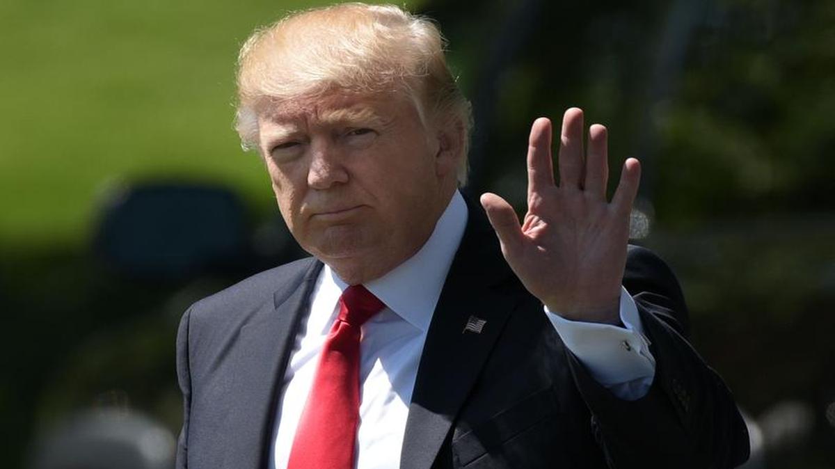 El presidente de los Estados Unidos, Donald Trump, camina hacia Marine One en el Césped Sur de la Casa Blanca el 18 de abril de 2017 en Washington, DC, en ruta a Milwaukee, Wisconsin.
