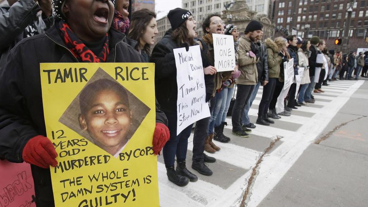 Manifestantes bloquearon la Plaza Pública en Cleveland, durante una protesta por los disparos de la policía, de 12 años de edad, Tamir Rice.
