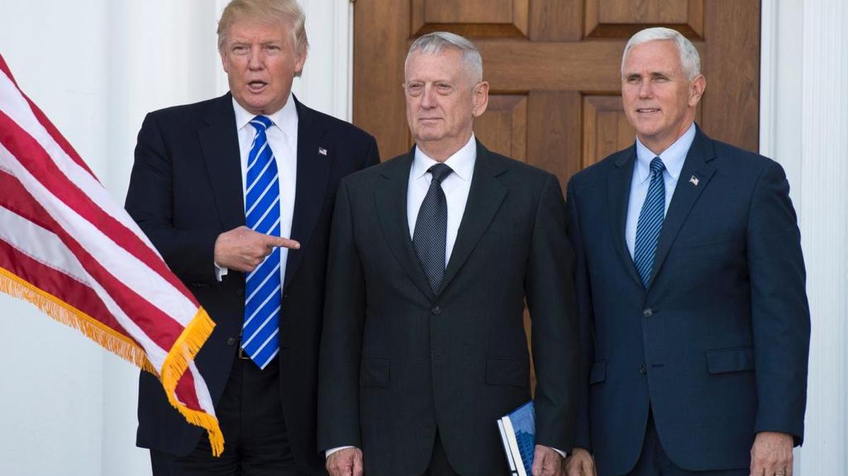 Esta foto de archivo tomada el 19 de noviembre de 2016 muestra al presidente electo estadounidense, Donald Trump, con el general James Mattis y el vicepresidente electo Mike Pence en los peldaños del club del Trump National Golf Club En Bedminster, Nueva Jersey.