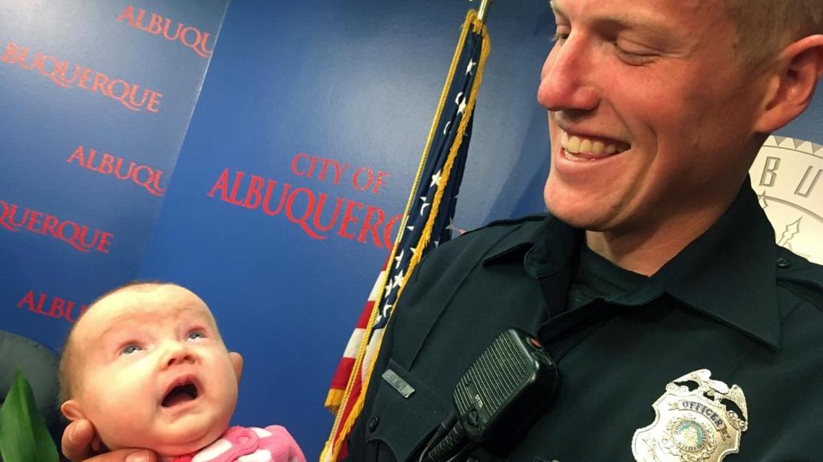 El oficial de policía Ryan Holets con su hija adpotiva a la que pusieron por nombre Hope o Esperanza.