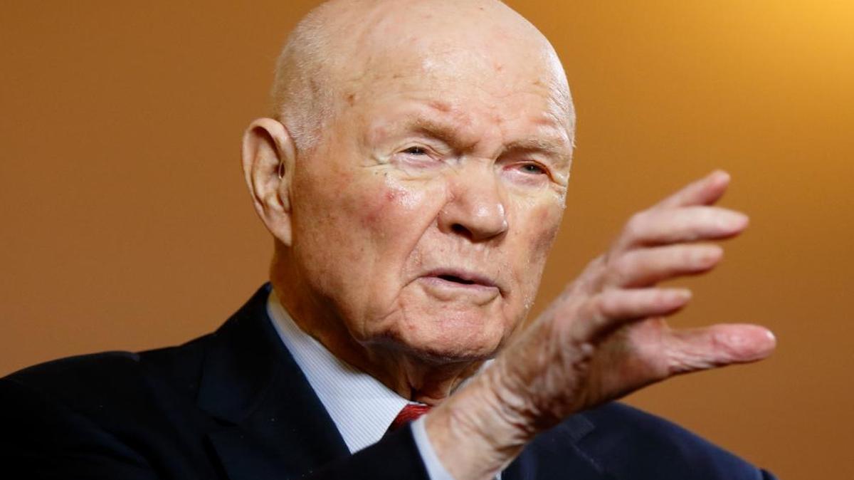 El exastronauta John Glenn, que hizo dos veces historia al ser el primer estadounidense en ponerse en órbita y el primer jubilado en viajar al espacio, fue hospitalizado, dijo el miércoles el portavoz de la Universidad Estatal de Ohio.