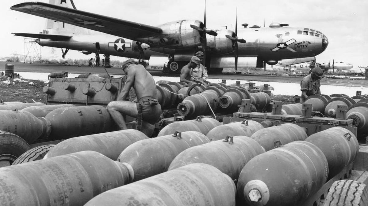 Los miembros del equipo de tierra preparan bombas para cargarlas en los estantes de los B-29 Superfort que esperan en una base aérea estadounidense en Saipan, en las Islas Marianas, en noviembre de 1944.