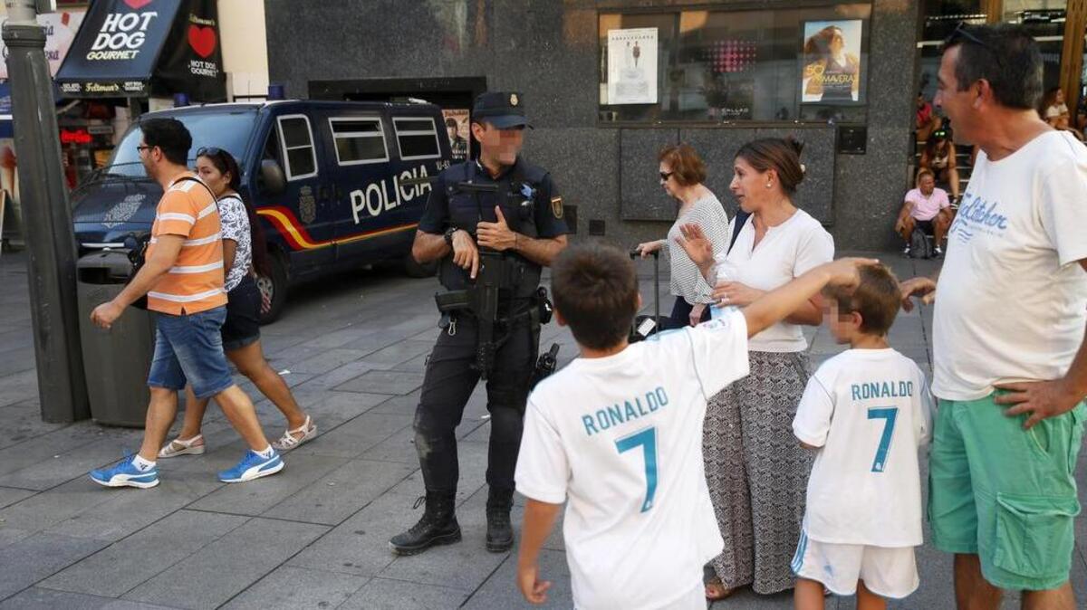 Efectivos policiales en la madrileña Plaza del Callao tras el atropello masivo en Las Ramblas de Barcelona, en el que al menos dos personas murieron y veinte resultaron heridas.