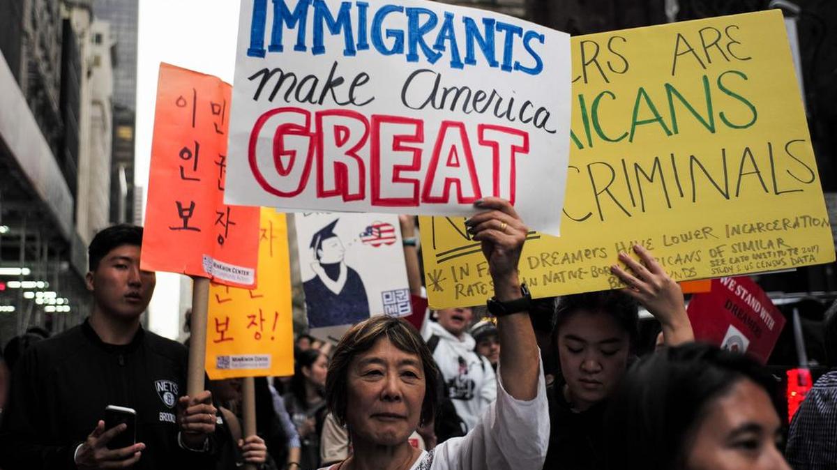 Manifestantes marchan durante una protesta contra el presidente de los Estados Unidos, Donald Trump, cerca de la Torre Trump en Nueva York el 5 de octubre de 2017.