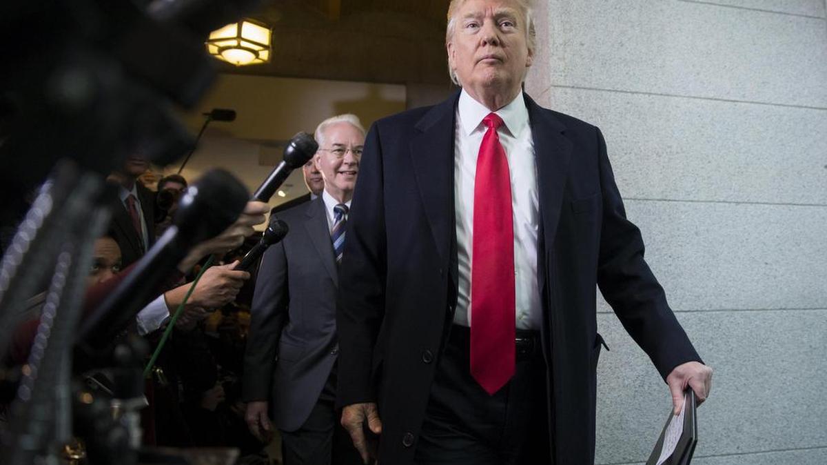 El presidente de Estados Unidos, Donald Trump (d), y el secretario de Salud estadounidense, Tom Price (c), a su llegada al Capitolio con motivo de una reunión del partido republicano para discutir la propuesta de ley sanitaria destinada a reemplazar a "Obamacare", en Washington (Estados Unidos) el 21 de marzo de 2017.