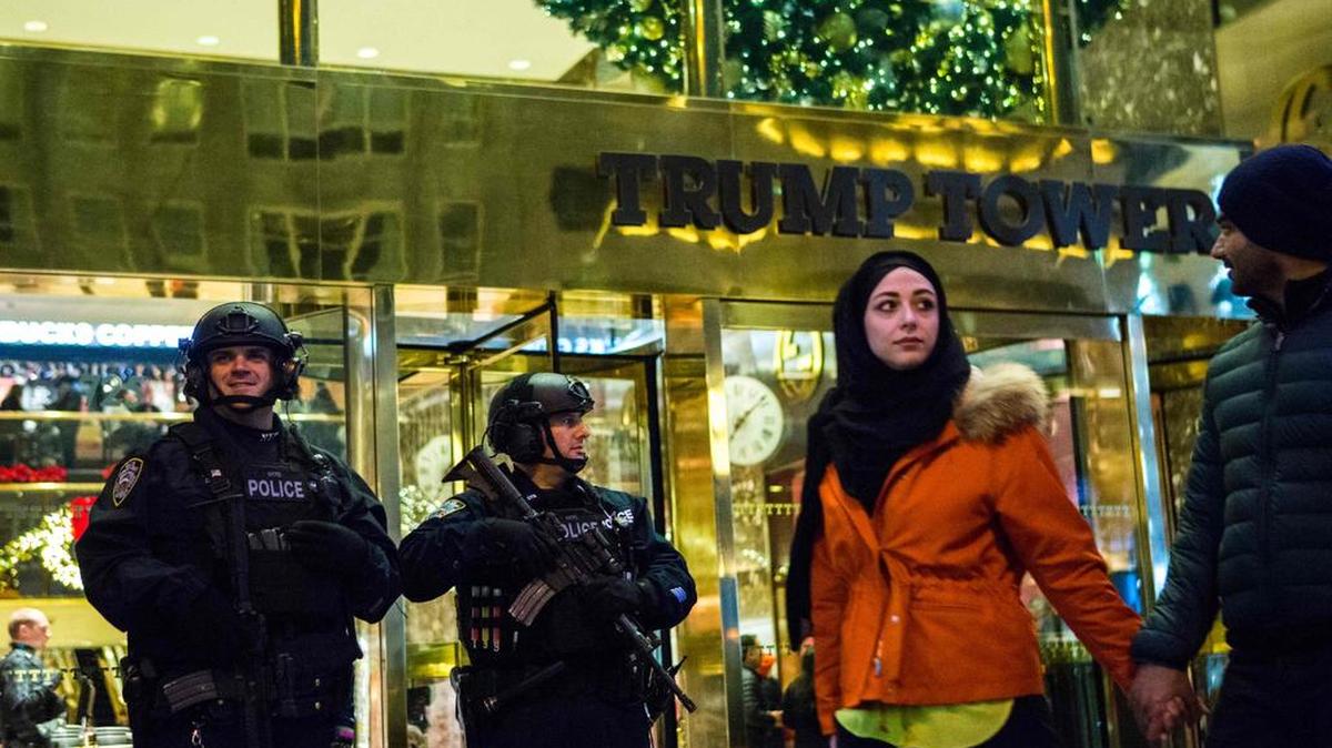 Agentes de la policía de Nueva York están de guardia en la entrada de Trump Tower mientras gente trata de visitar las tiendas, aunque el área está cerrada al tráfico de peatones por la policía el 4 de diciembre de 2016 en Nueva York.