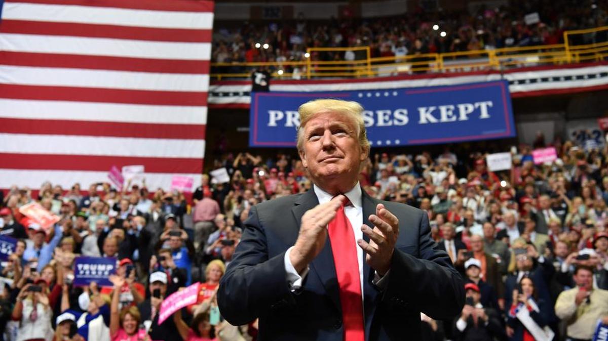 El 4 de noviembre de 2018, el presidente de los Estados Unidos, Donald Trump, llega para el mitin de la campaña “Make America Great Again” en McKenzie Arena, en Chattanooga, Tennessee.