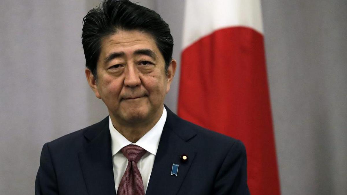 El primer ministro de Japón Shinzo Abe (c) habla durante una rueda de prensa hoy, jueves 17 de noviembre de 2016, sobre su reunión con el presidente electo de los Estados Unidos Donald Trump, en el InterContinental New York Barclay Hotel en Nueva York (Estados Unidos). Según los informes, Trump se reunió con Abe en la Trump Tower, en la que sería su primera reunión cara a cara con un líder extranjero desde su victoria electoral del 08 de noviembre.