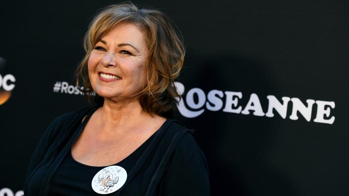 La cadena televisiva ABC canceló hoy el “remake” de la famosa serie “Roseanne” horas después de que su protagonista, Roseanne Barr, publicara un comentario racista en la red social Twitter.