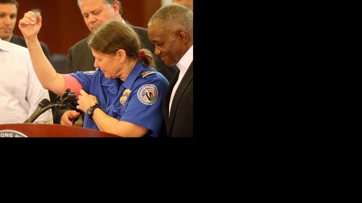 
Carol Richel, empleada aeroportuaria en Nueva Orleans, muestra el lugar donde un agresor la hirió con un machete.

