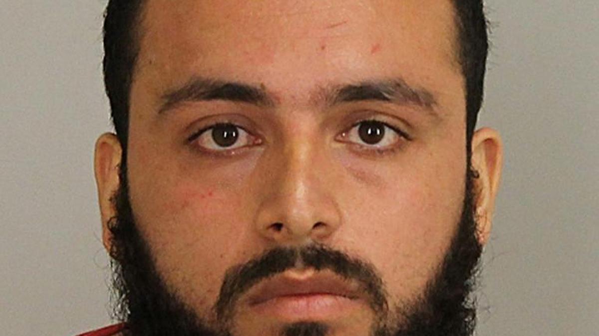 Fotografía facilitada hoy por la Fiscalía de Nueva Jersey que muestra al residente Ahmad Khan Rahami, de 28 años, tras su detención sospechoso de colocar varios artefactos en Nueva York y Nueva Jersey y acusado con cinco cargos de intento de asesinato de un agente de policía por el tiroteo en el que fue capturado.