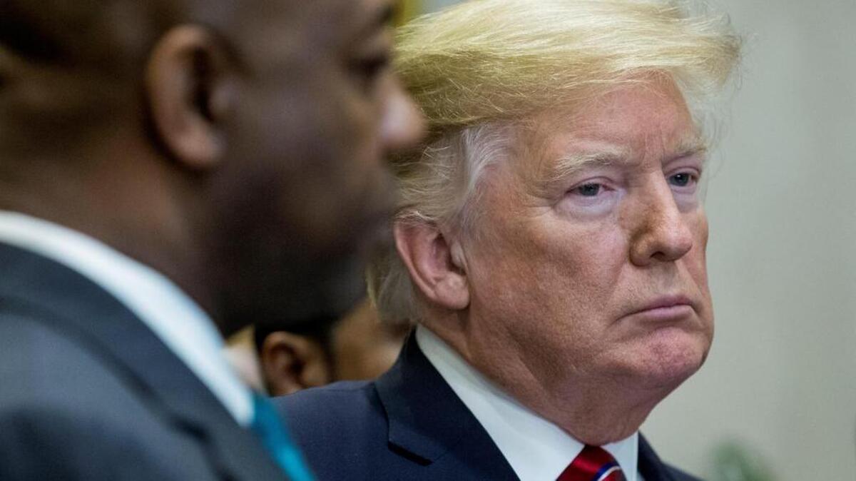 El presidente de EEUU, Donald J. Trump (d), y el senador republicano de Carolina del Sur Tim Scott (i) participan en un evento de firma de una orden ejecutiva en la Casa Blanca, en la Sala Roosevelt de la Casa Blanca en Washington. DC el 12 de diciembre de 2018.