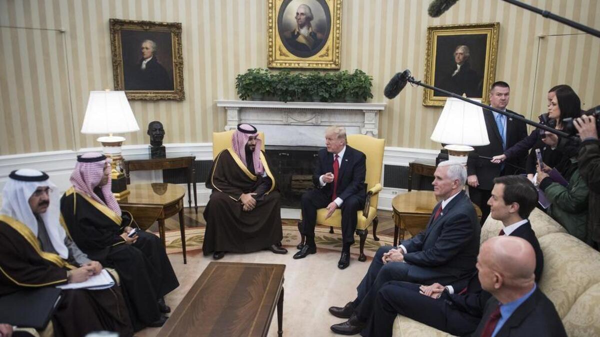 El presidente Trump se reúne con el ministro de Defensa saudí y el viceprimer príncipe heredero Mohammed bin Salman bin Abdulaziz Al Saud en la Oficina Oval en marzo.