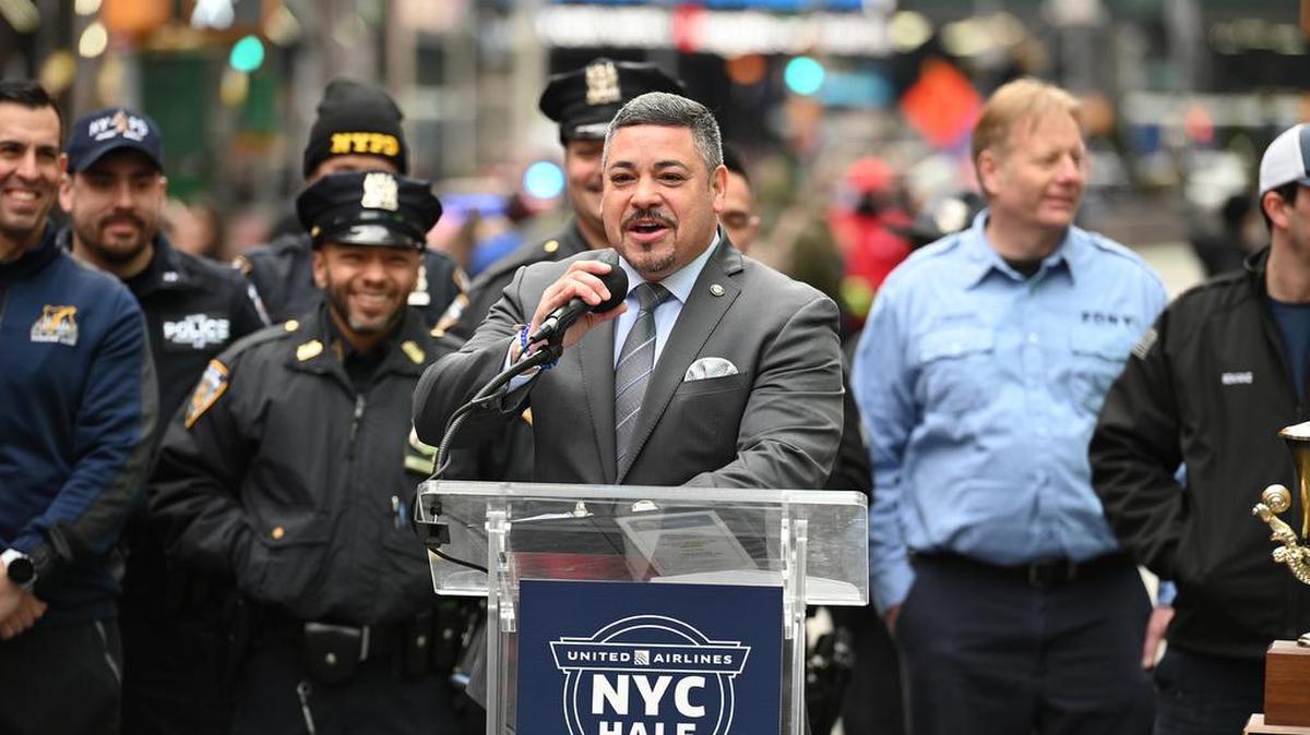 Edward Cabán es un estadounidense de origen boricua que toma el mando de la Policía de Nueva York, el mayor cuerpo policial del país y del mundo en número de agentes.