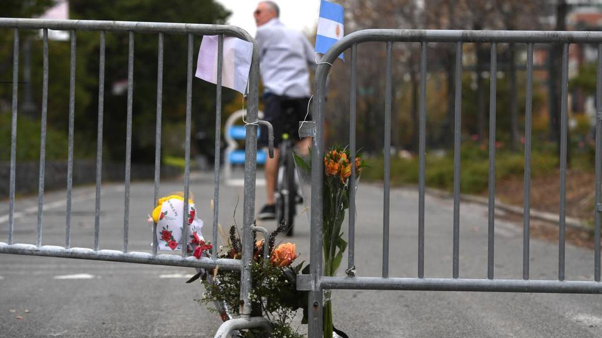 La gente se detiene en un memorial el 1 de noviembre de 2017 cerca del sitio de un ataque terrorista en Nueva York.