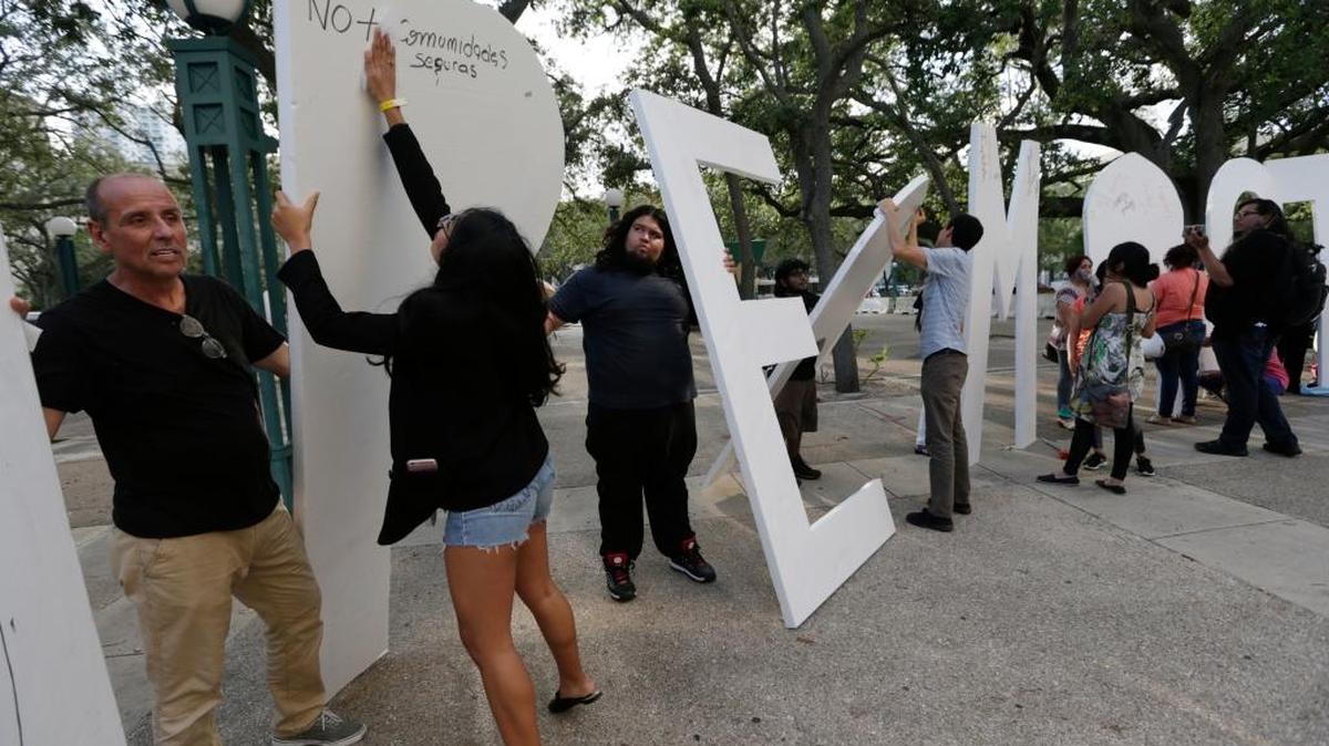 Partidarios de los derechos de los inmigrantes participan en un evento a favor de los dreamers, y para prevenir deportaciones, el 13 de octubre, en Miami.