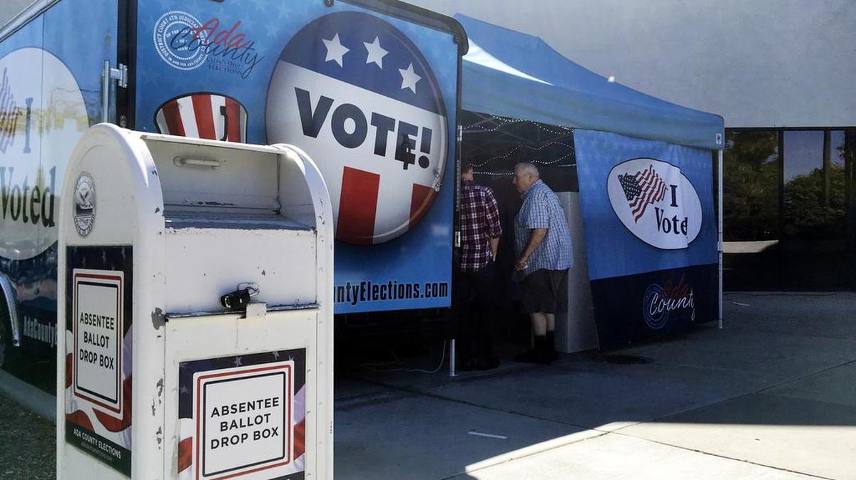 Votantes de Idaho se dirigen a una unidad de votación estilo camión de alimento en Boise, Idaho, el martes, 27 de septiembre de 2016.
