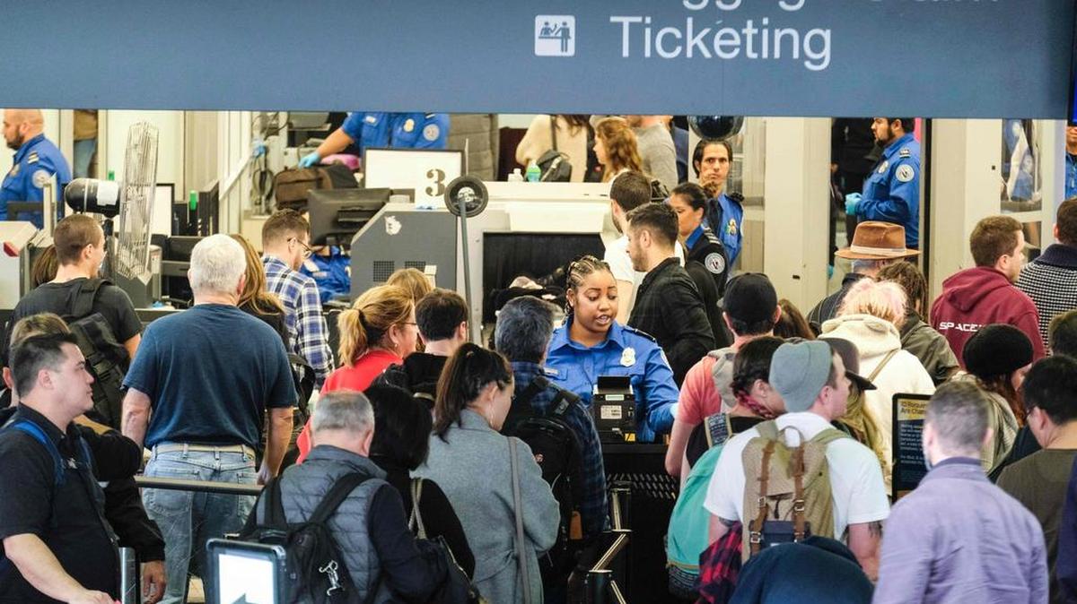 Esta foto de archivo tomada el 20 de diciembre de 2016 muestra a los viajeros pasando por el control de seguridad en el Aeropuerto Internacional de Los Ángeles, California.