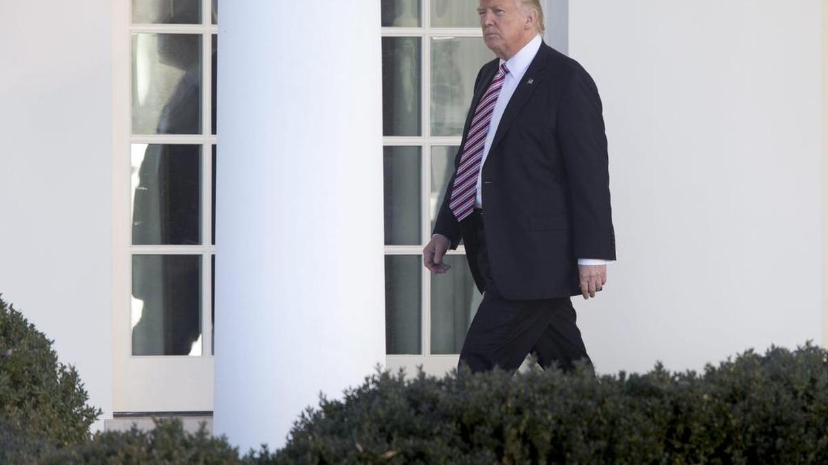 El presidente de EEUU Donald J. Trump camina a su llegada el jueves 26 de enero de 2017, luego de descender del Marine One en el patio sur de la Casa Blanca en Washington.