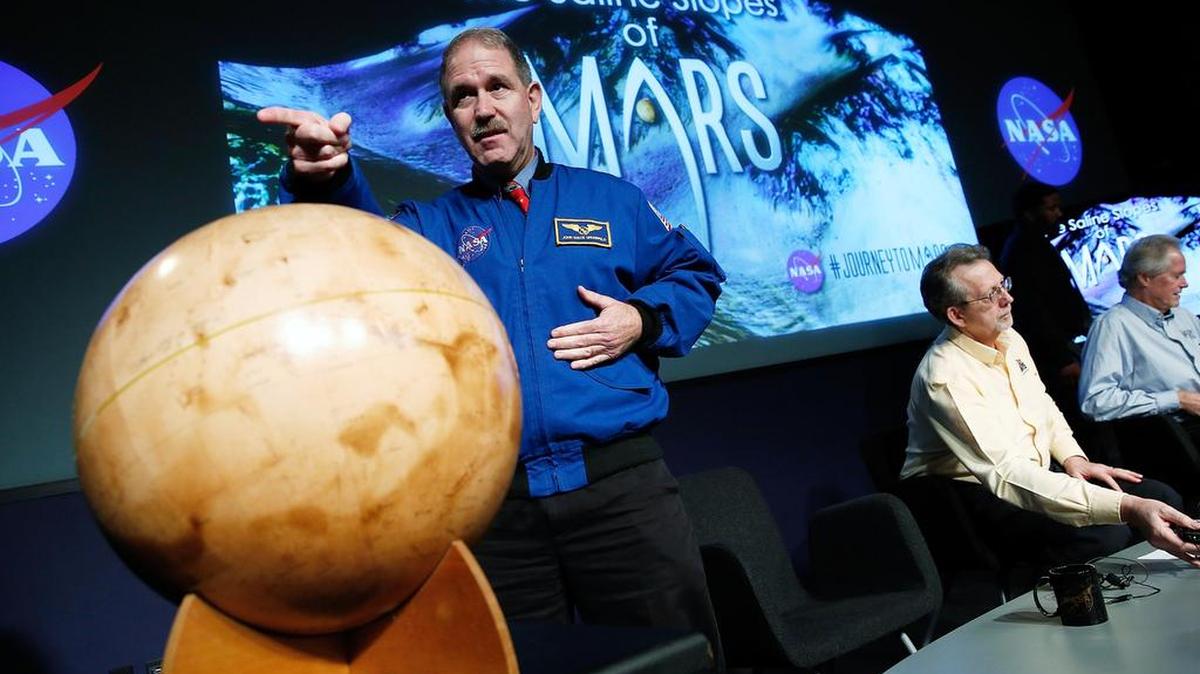 
John Grunsfeld, funcionario de la NASA, habla con colegas durante una conferencia de prensa en Washington en la que se anunció el hallazgo.
