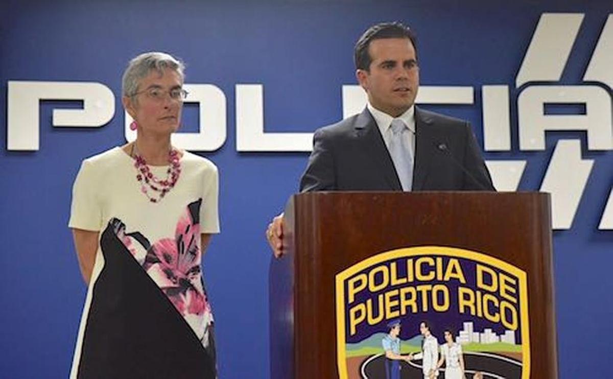 La Comisionada Hernández de Fraley y el gobernador Ricardo Rosselló en conferencia de prensa.