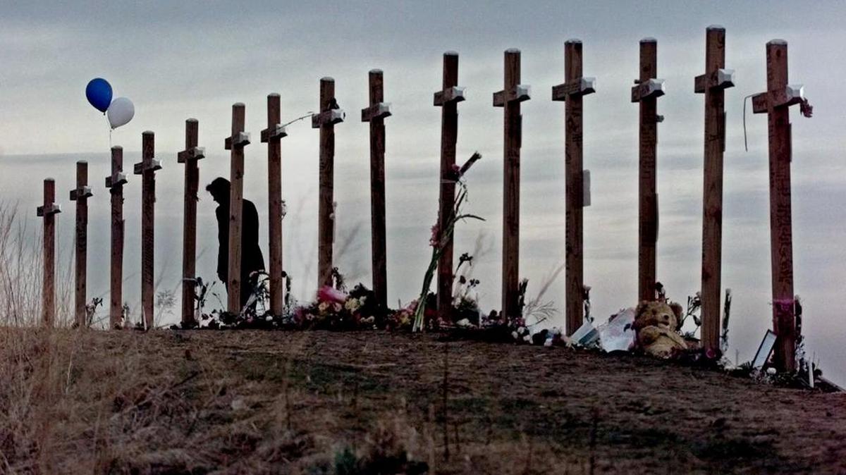Una mujer observa las 15 cruces en memoria de las personas que murieron durante un tiroteo en la secundaria Columbine en Colorado, el 20 de abril del 1999. Archivo