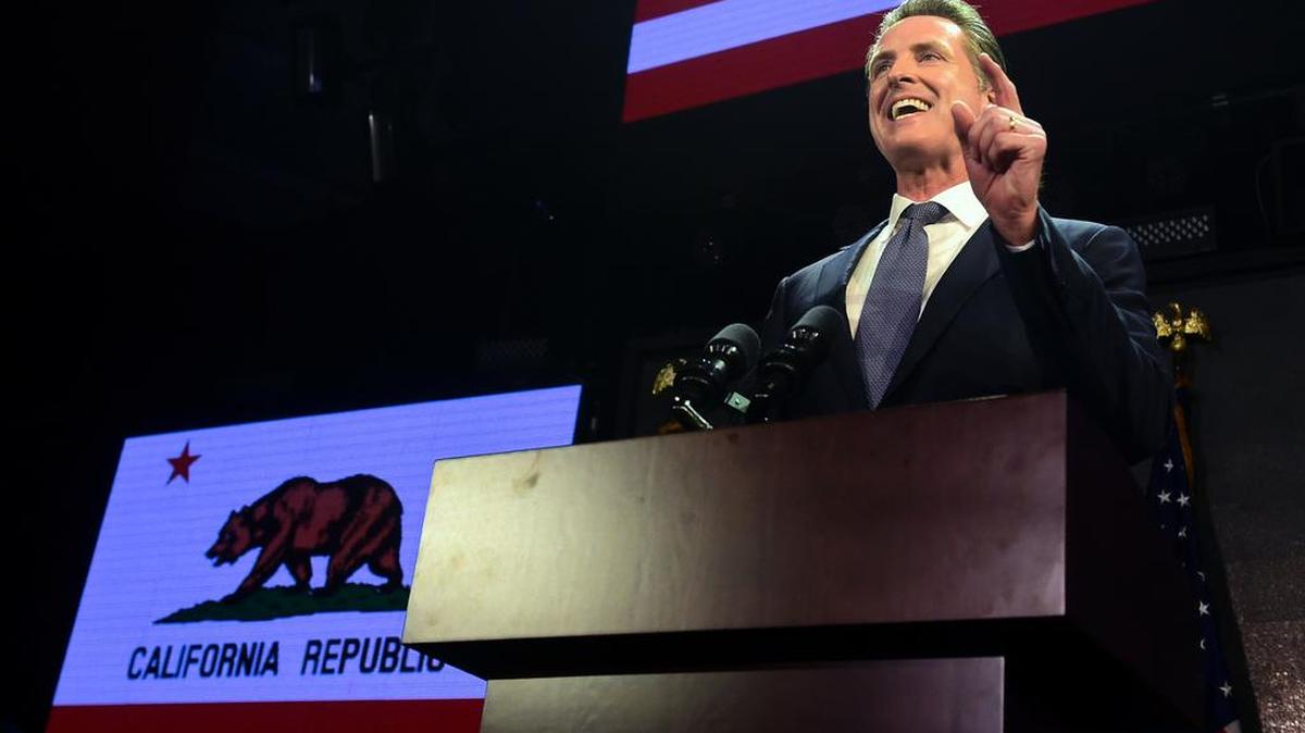 En esta foto de archivo tomada el 6 de noviembre de 2018, el candidato a gobernador demócrata de California, Gavin Newsom, habla en el escenario de su fiesta de vigilancia nocturna en Los Angeles, California.