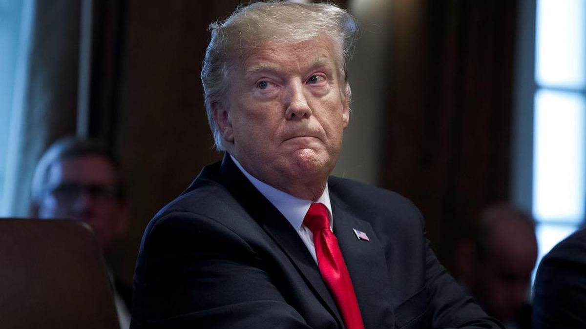 MRX29. WASHINGTON (ESTADOS UNIDOS), 02/01/2019.- El presidente de Estados Unidos, Donald J. Trump, asiste a una reuni?n con miembros de su gabinete hoy, en la Casa Blanca, Washington (Estados Unidos). Trump advirti? hoy de que mantendr? el cierre de la administraci?n el tiempo que “haga falta” y, tras sugerir una colaboraci?n con los dem?cratas, insisti? en sus exigencias de financiaci?n del muro fronterizo con M?xico. EFE/ Michael Reynolds